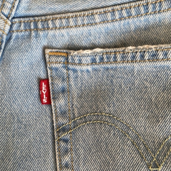 LEVI’S 501 cut off jean shorts Womens distressed light denim beach grunge Sz 28 - Picture 4 of 11